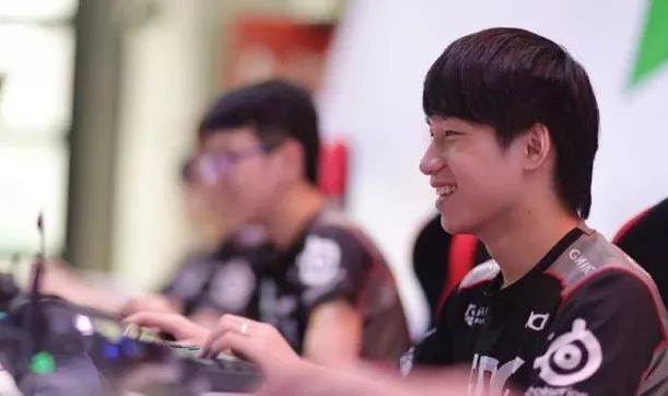 新的视角审 新的视角审